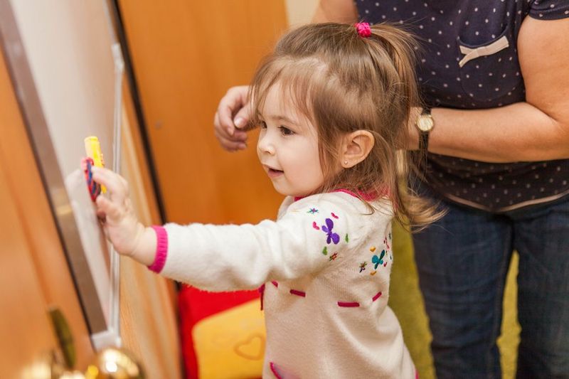 Девочка тянется к ленте — игра на координацию
